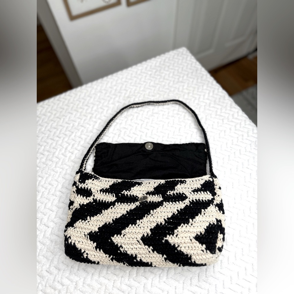 Black and Cream Chevron Shoulder Bag - Picture 4 of 11